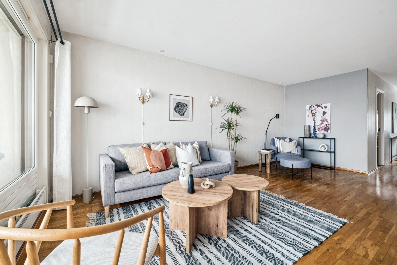 Romslig stue med god plass til både salong og spisestue. Galleribilde