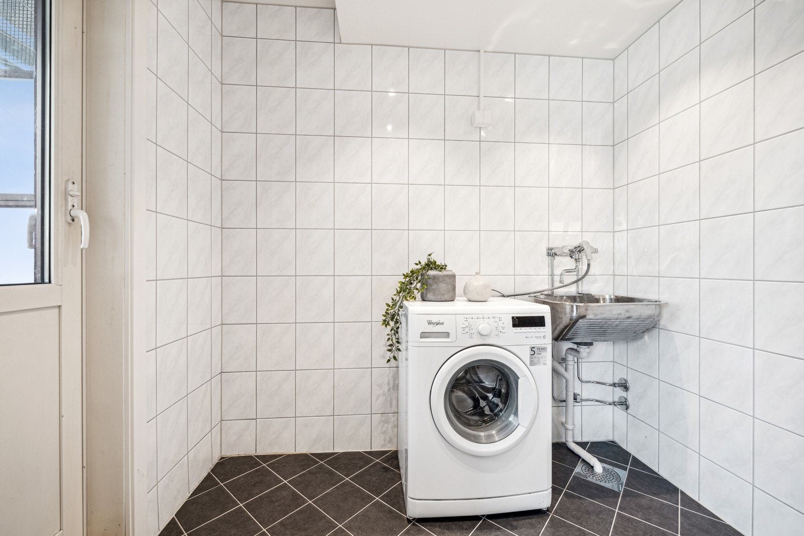 Luxus med eget vaskerom. Rehabilitert i regi av brl., i 2019. Varmekabler. Innredning og opplegg for vaskemaskin og tørketrommel. Vaskemaskinen følger leiligheten. Utgang til luftebalkong. Galleribilde