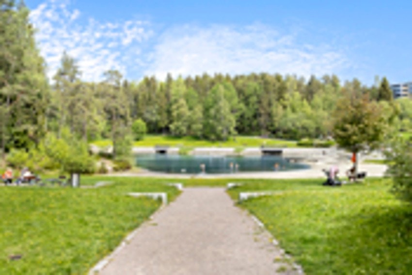 Idyllisk parkanlegg midt mellom blokkene hvor alle beboere kan bade, grille, trene eller bare nyte det fine området. Galleribilde