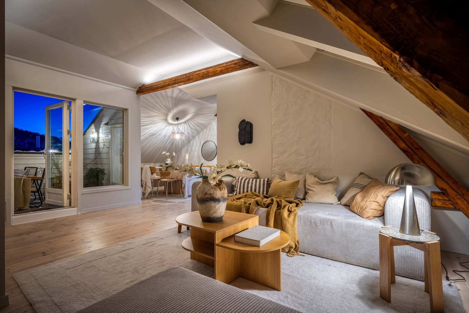 Videre inn i boligen finner vi den flotte stue- og kjøkkendelen. Det er mulig å sette inn peis i stuen. Pipeløpet ble rehabilitert i 2018 i regi av borettslaget. Galleribilde