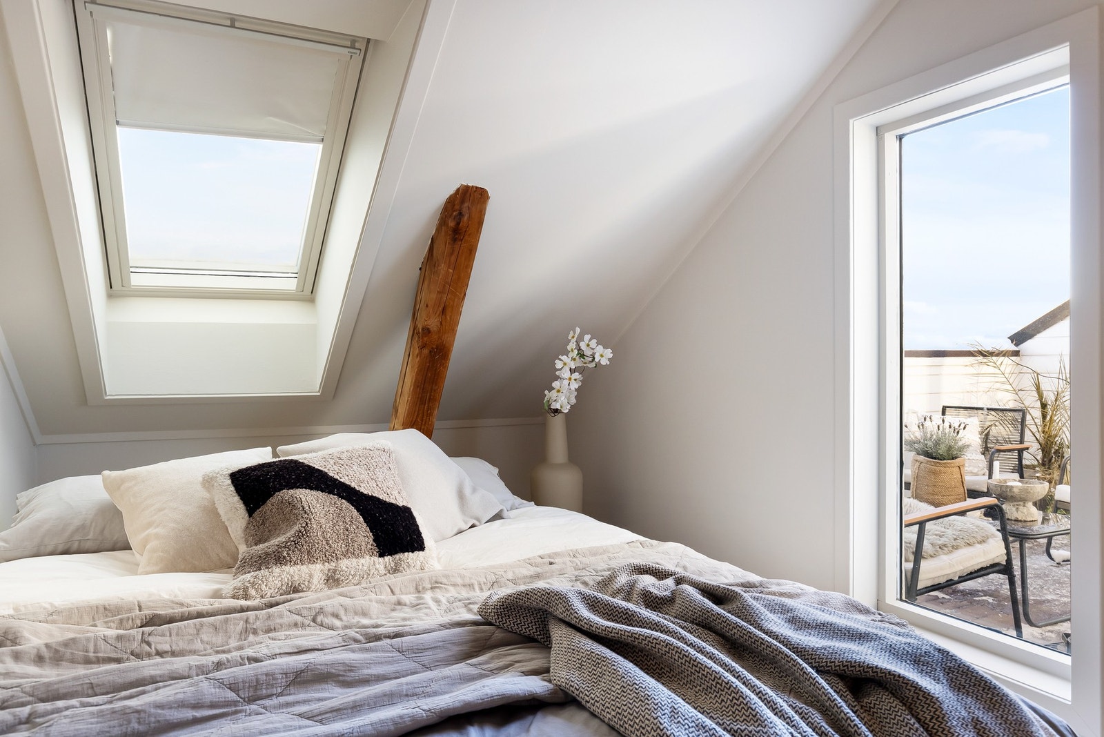 Det er store vindusflater på soverommet. Galleribilde