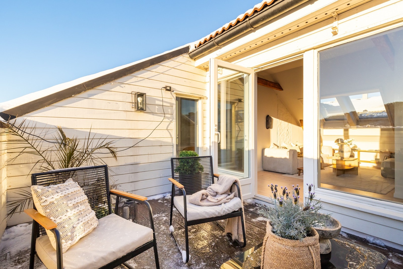 Det er utebelysning og stikkontakt på terrassen. Galleribilde