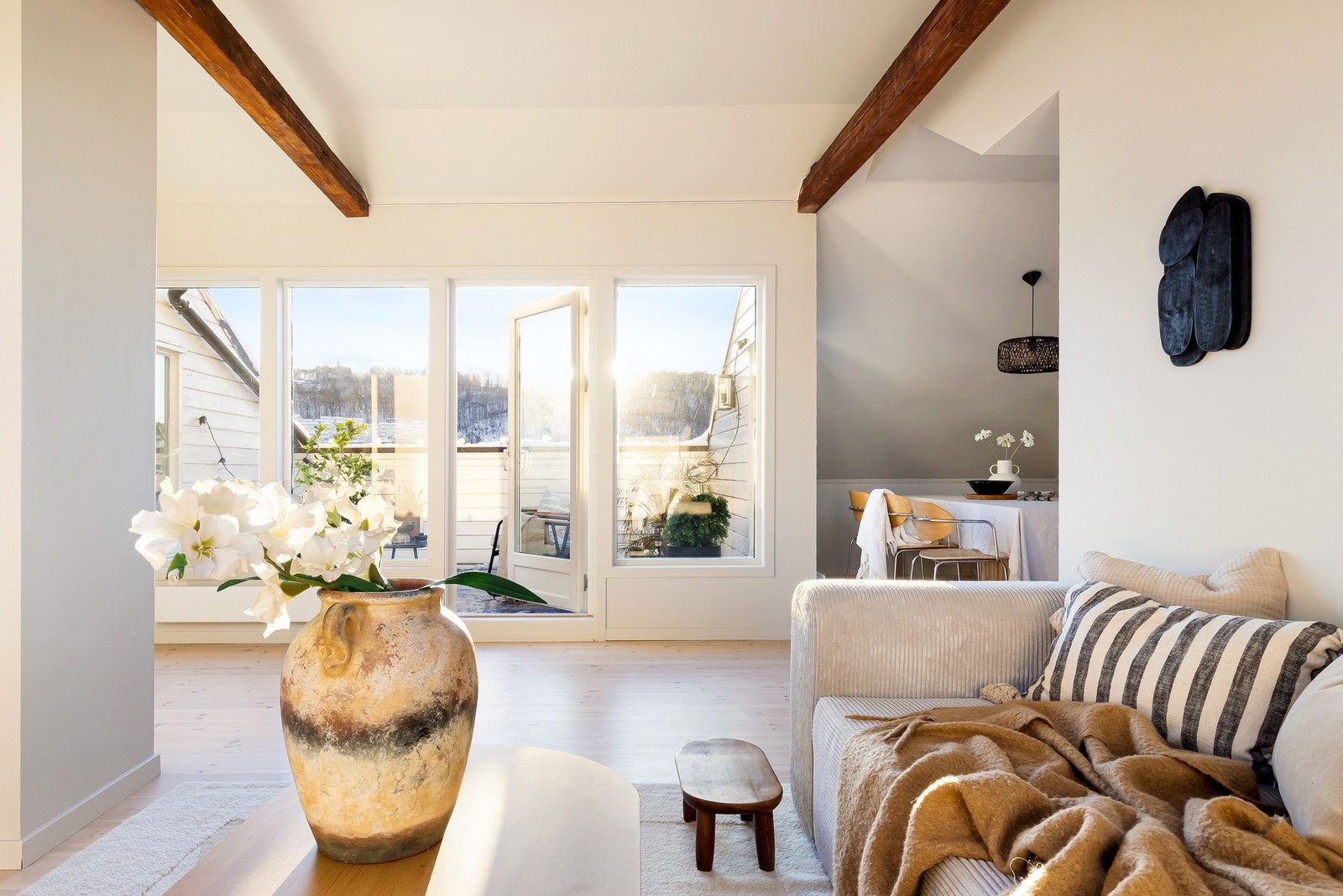 Stuen er lys, stor og innbydende hvor det er lyse veggflater og slipt tregulv - dette sørger for et lunt og sjarmerende uttrykk. Galleribilde