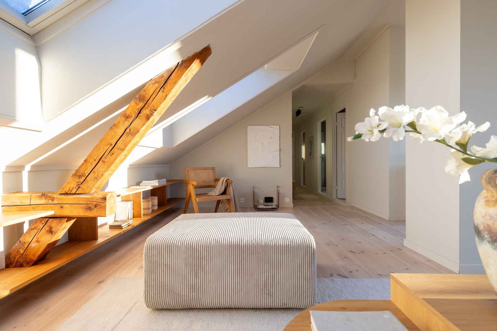 Legg merke til hylleløsningen langs veggen. Galleribilde