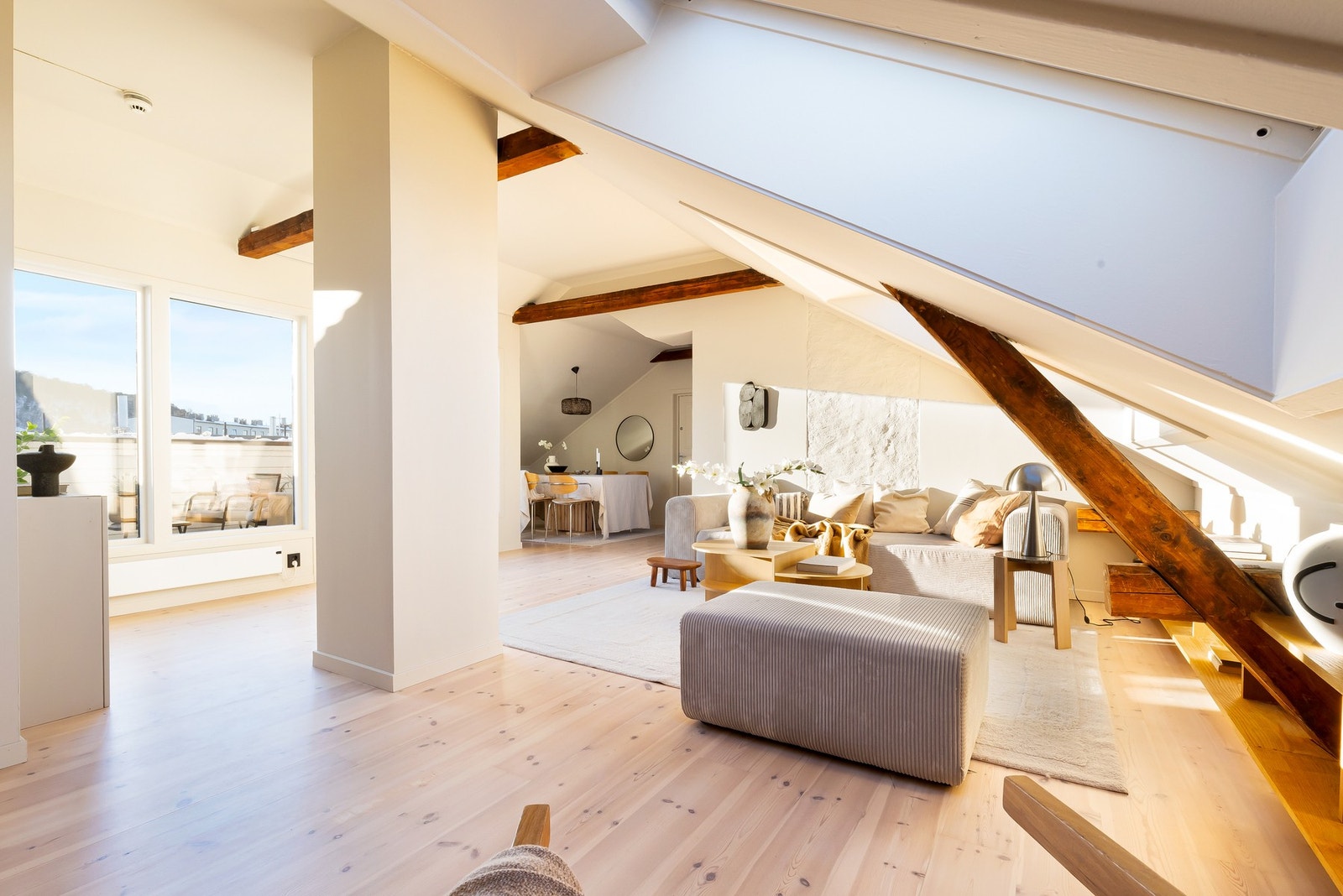 I stuen er det god plass til en stor sofagruppe, TV og mediemøblemt, samt hylleløsning og en lenestol. Galleribilde