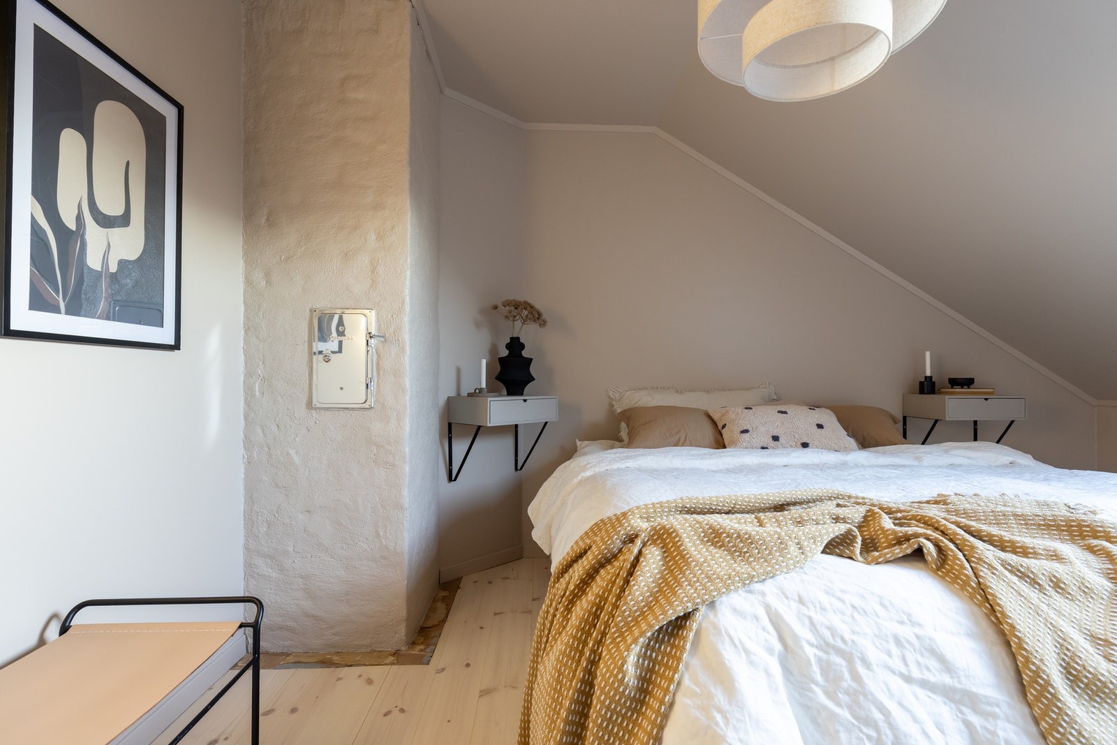 Hovedsoverommet er av god størrelse med plass til dobbeltseng og tilhørende møblement. Galleribilde