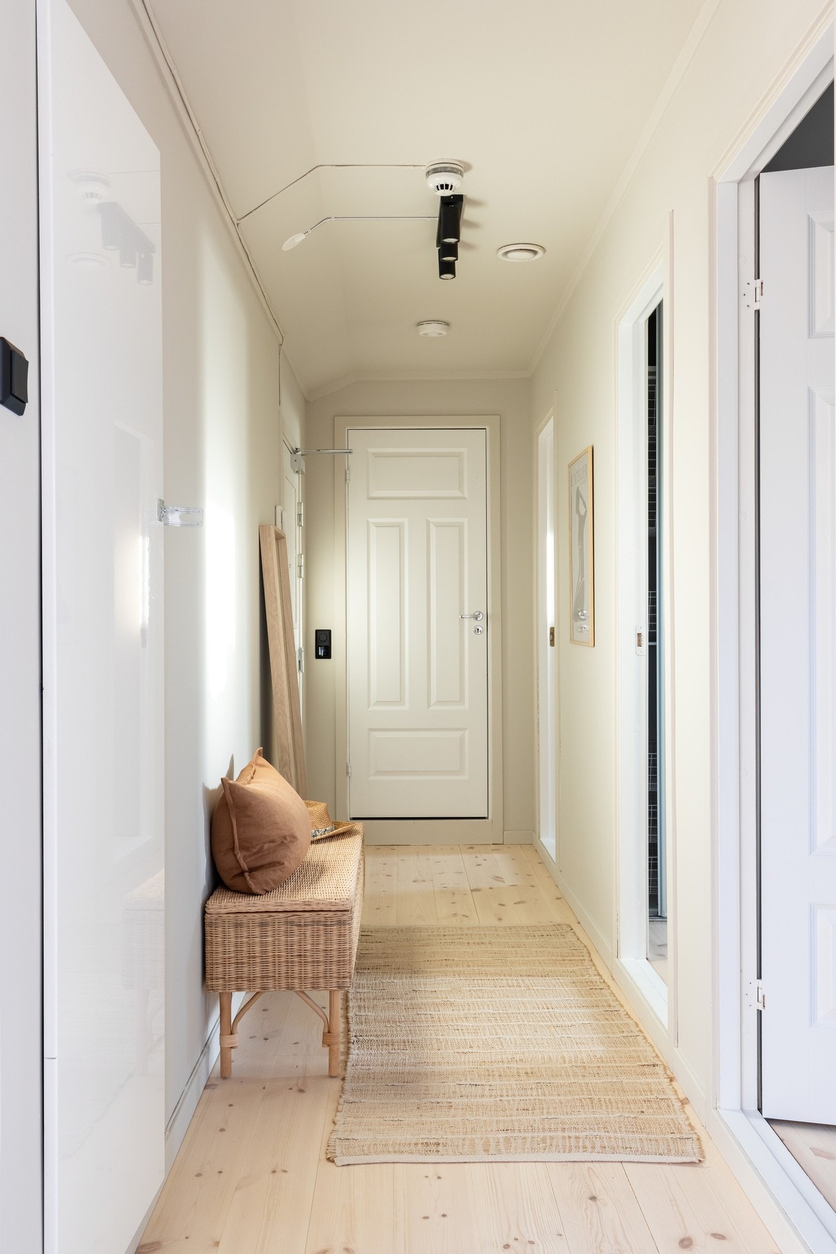 Her blir du møtt av en romslig entré med god plass til å henge fra seg yttertøy og sette fra seg sko. Galleribilde