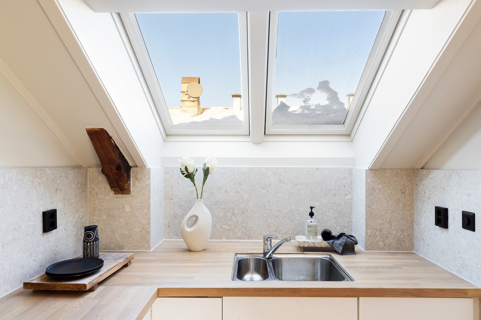 Det er slette fronter og heltre benkeplate med nedfelt oppvaskkum. Kjøkkenet er velutstyrt med integrert kjøl/fryseskap, oppvaskmaskin, platetopp og stekeovn. Galleribilde