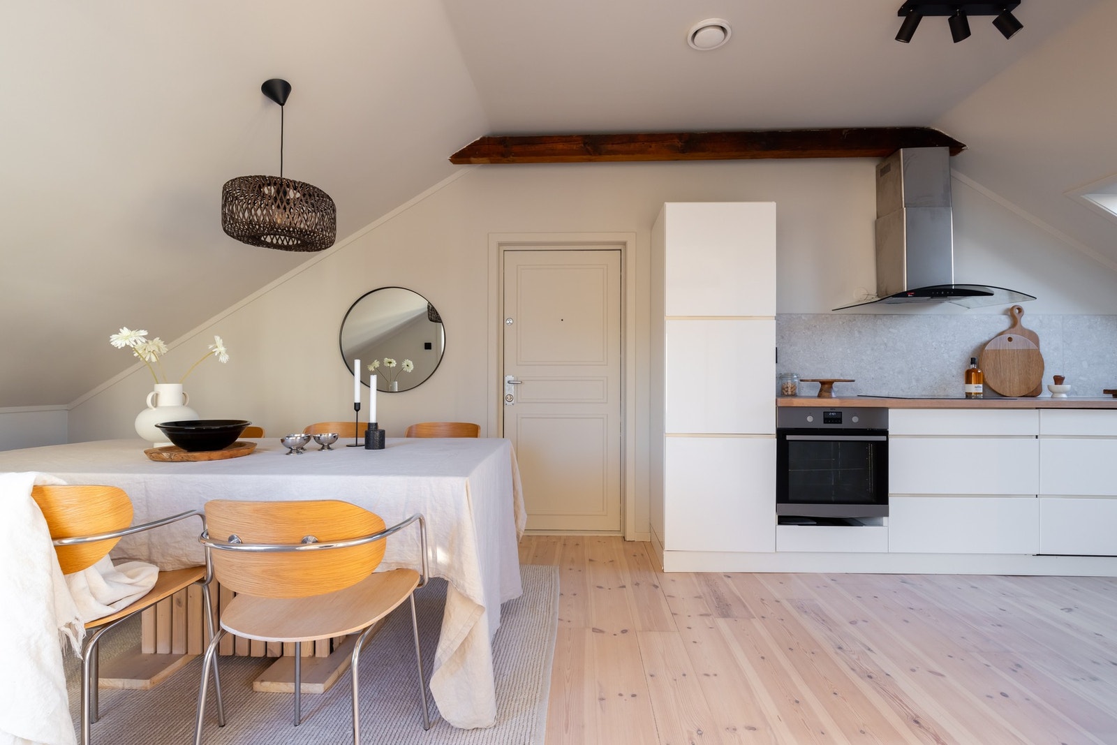 Lyst, pent og praktisk kjøkken med tidløs innredning. Galleribilde