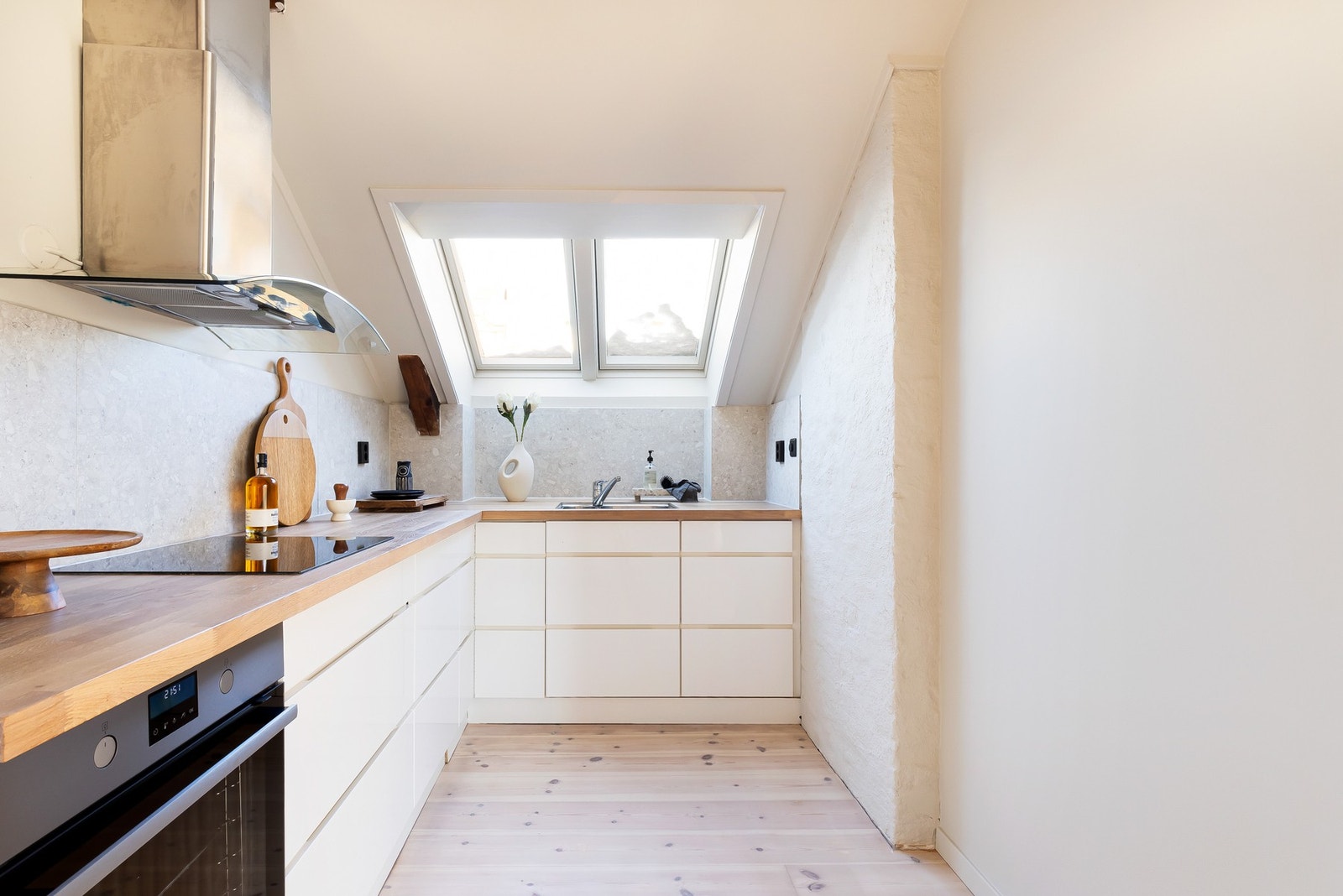 På kjøkkenet er det godt med både skap- og benkeplass. Det er slette fronter og heltre benkeplate med nedfelt oppvaskkum. Galleribilde