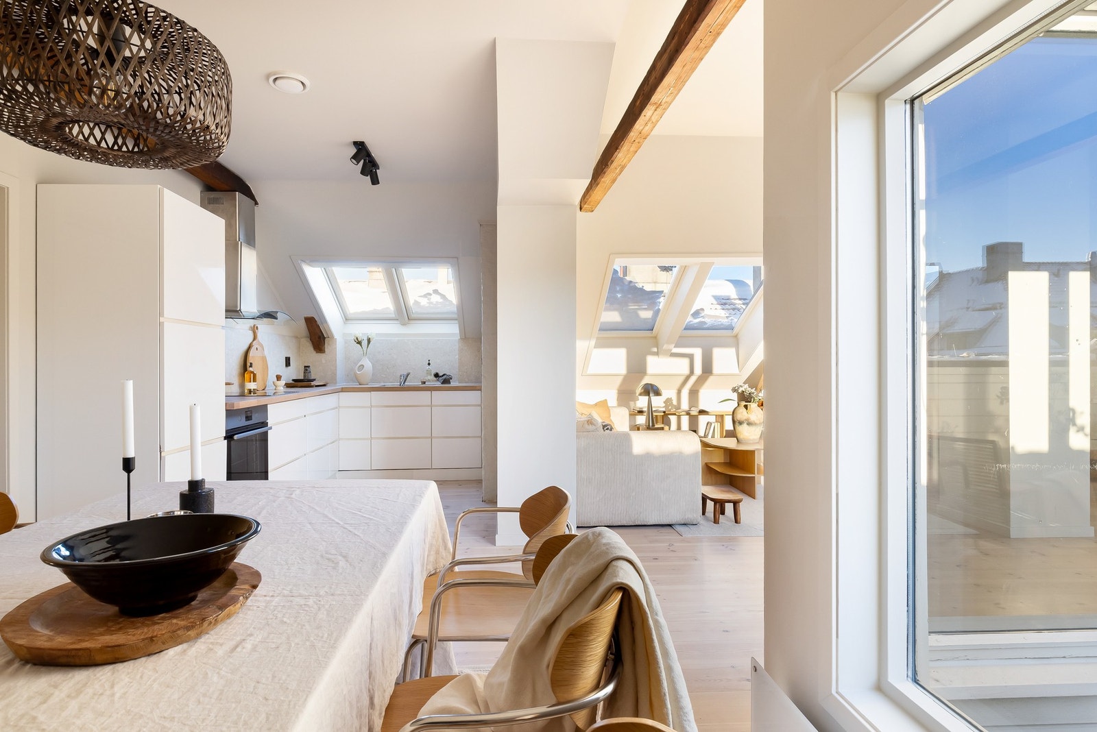I tilknytning til kjøkkenet er det naturlig plass til spisebord. Galleribilde