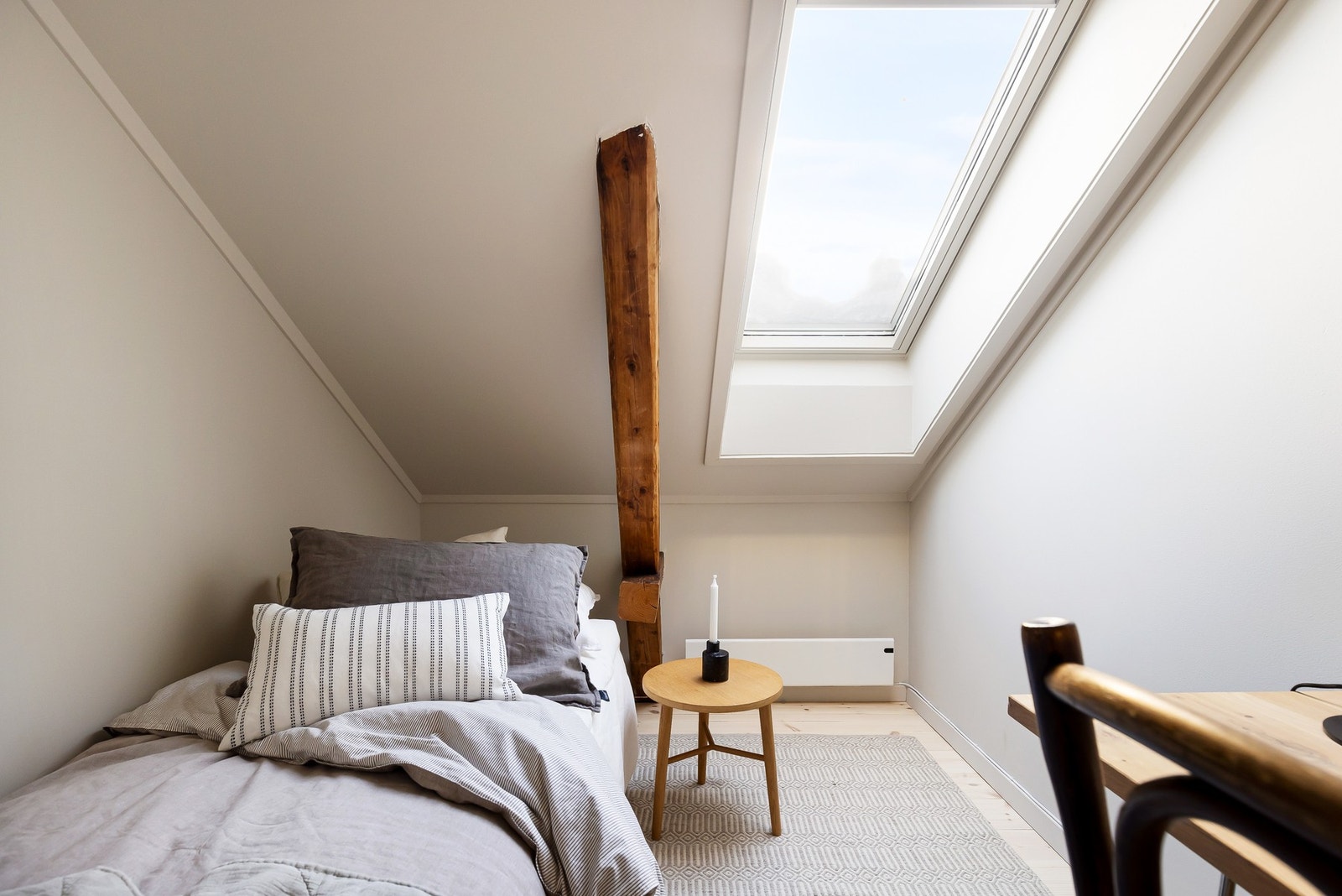 På dette soverommet er det en stor skyvedørsgarderobe med speilfronter. Galleribilde