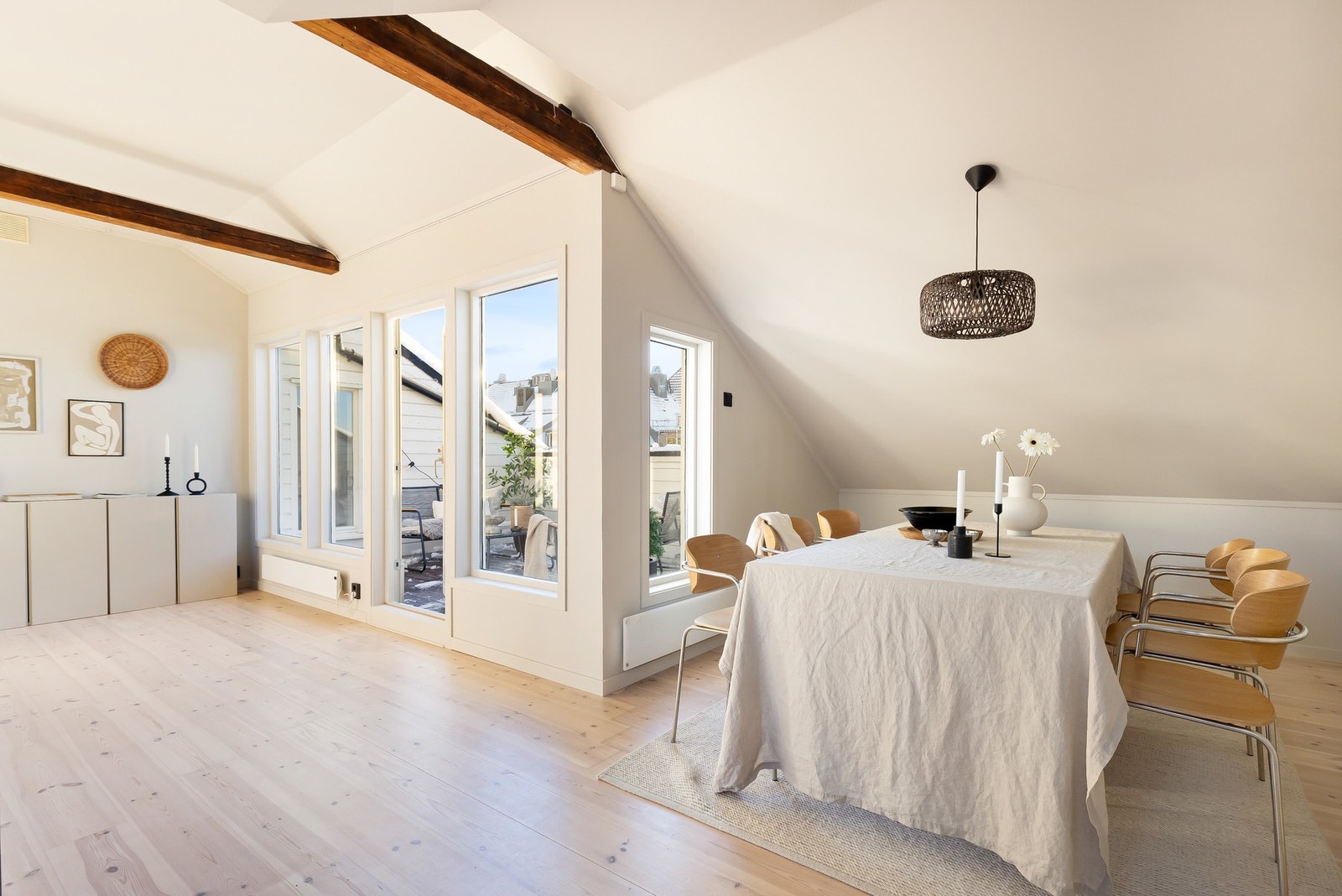 Terrassen blir som en forlengelse av stuen på sommerhalvåret. Galleribilde