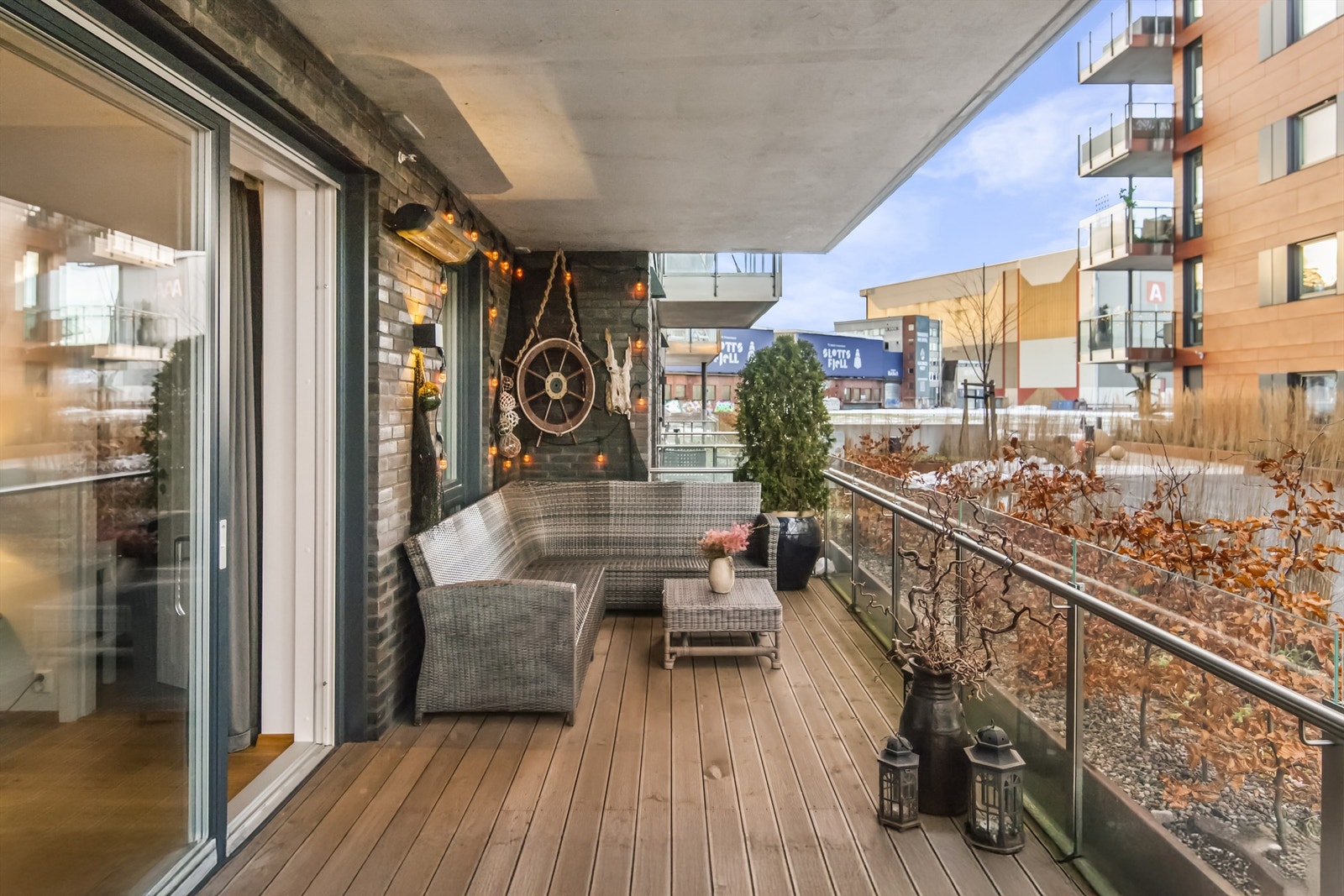 Utgang til terrasse på 17 kvm fra stuen. Galleribilde