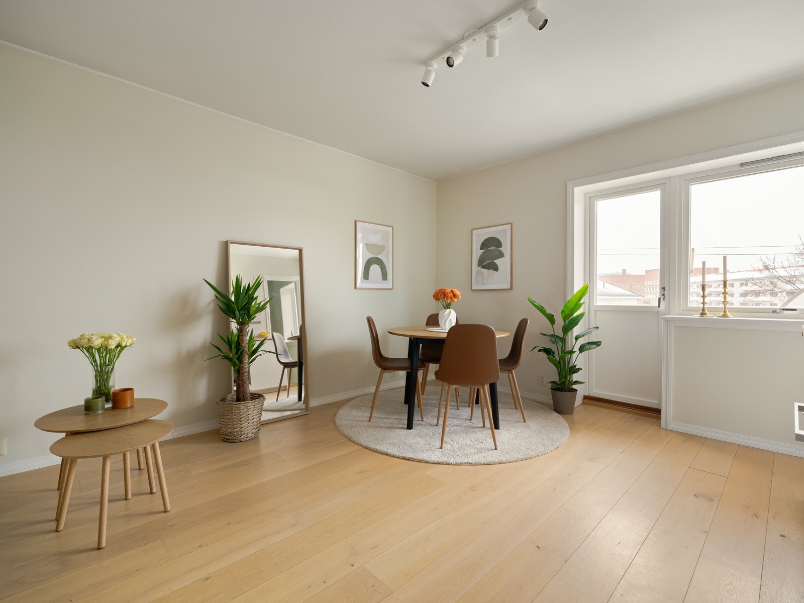 Vi tar turen inn, for du er jo også så heldig å få en leilighet med på kjøpet av balkongen. Galleribilde