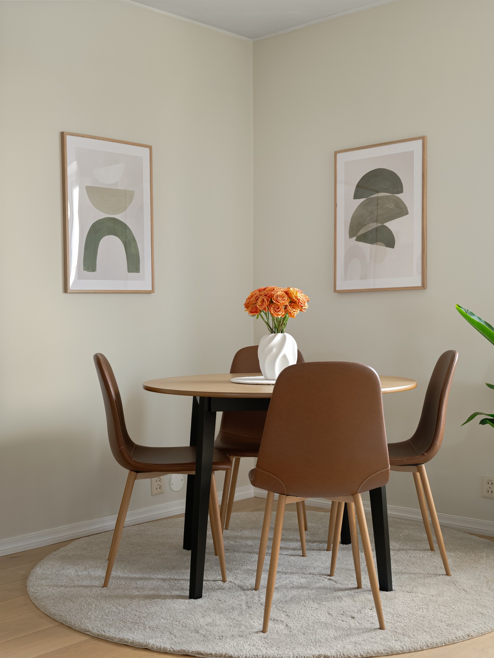 Stuerommet gir plass til både spiseplass og sofagruppe. Galleribilde