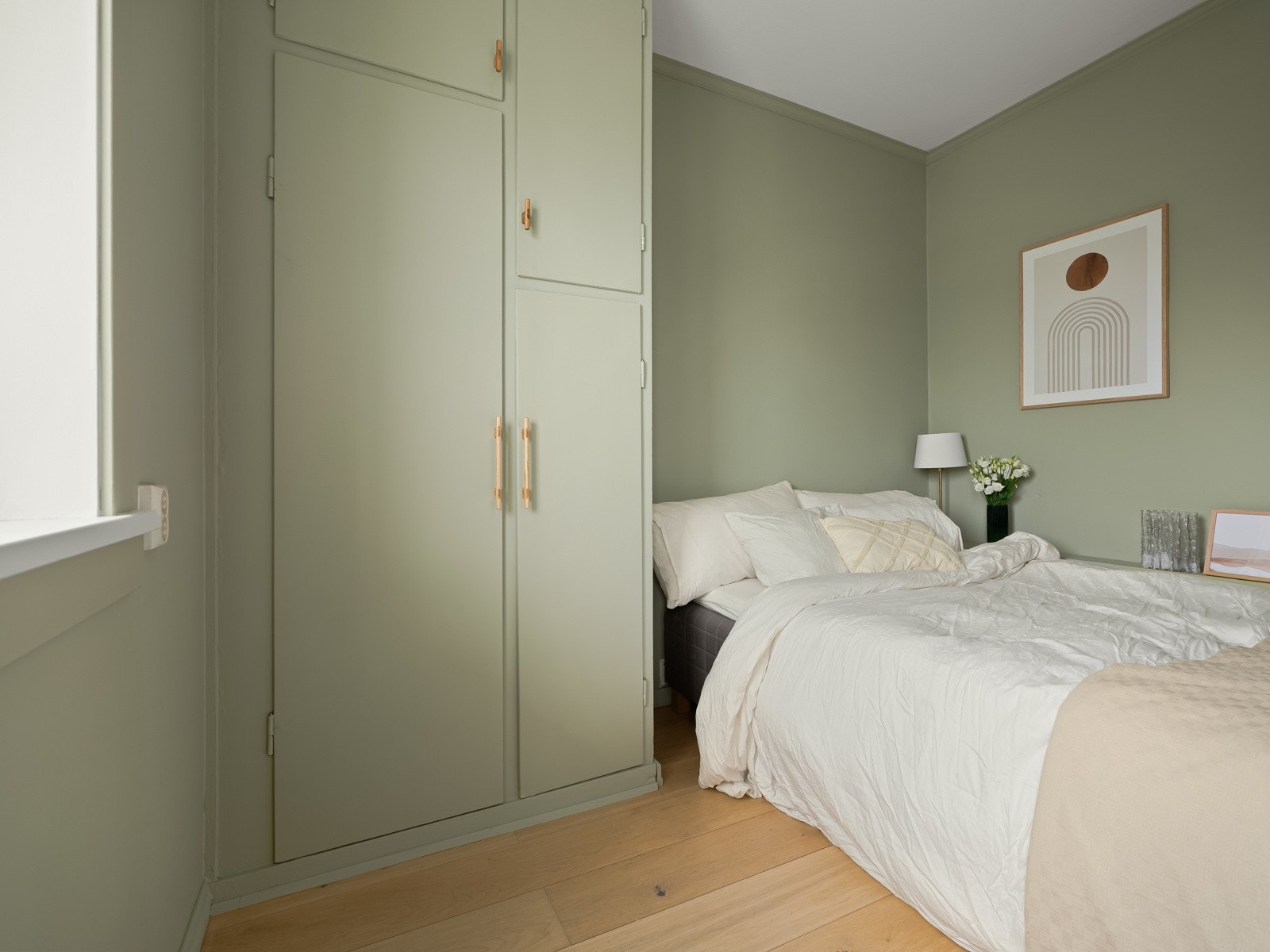 På soverommet er det plass til både dobbeltseng og garderobe. Galleribilde