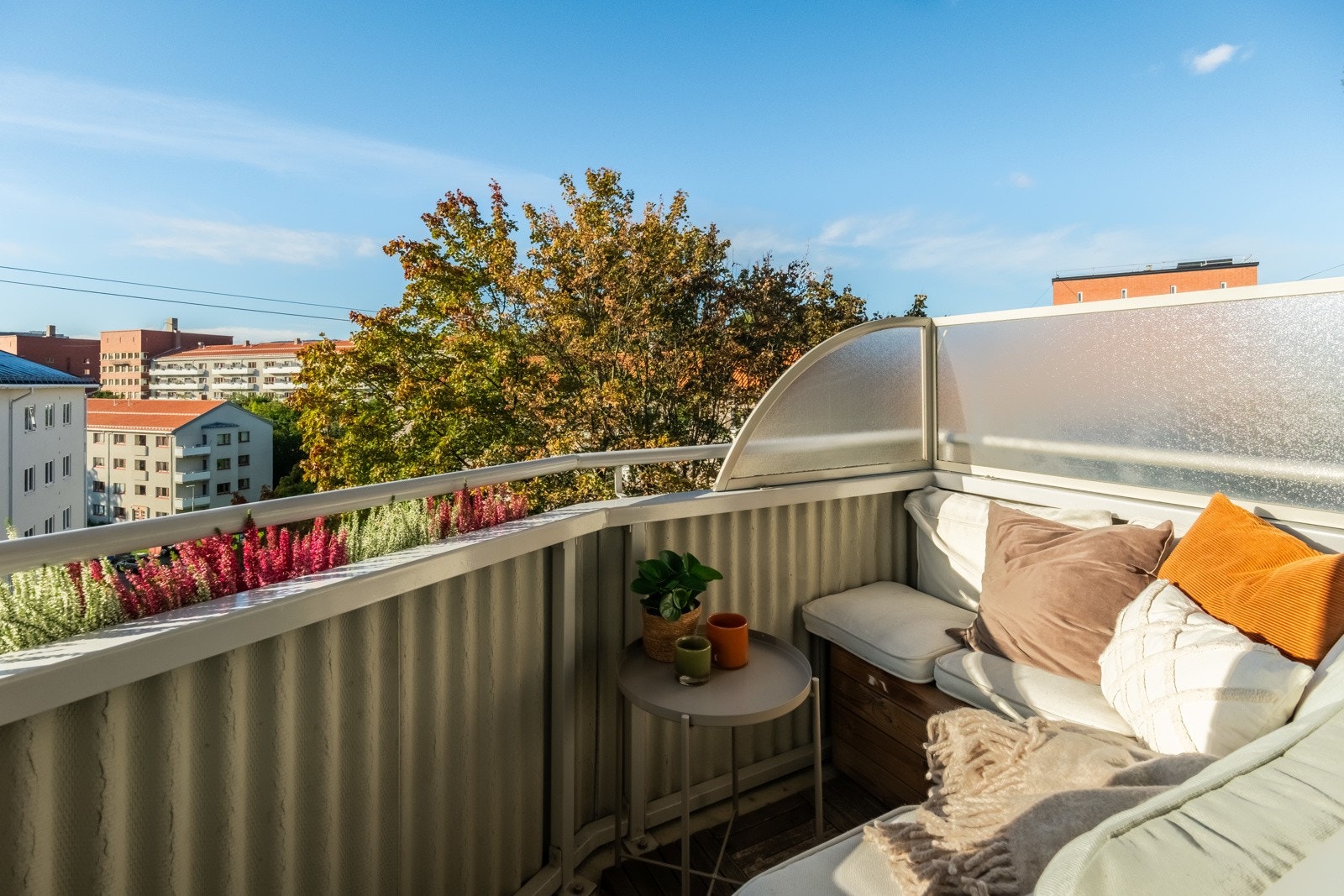 Balkongen er målt til ca. 3 kvm, så det er fin plass til en hyggelig sittegruppe her ute. Galleribilde