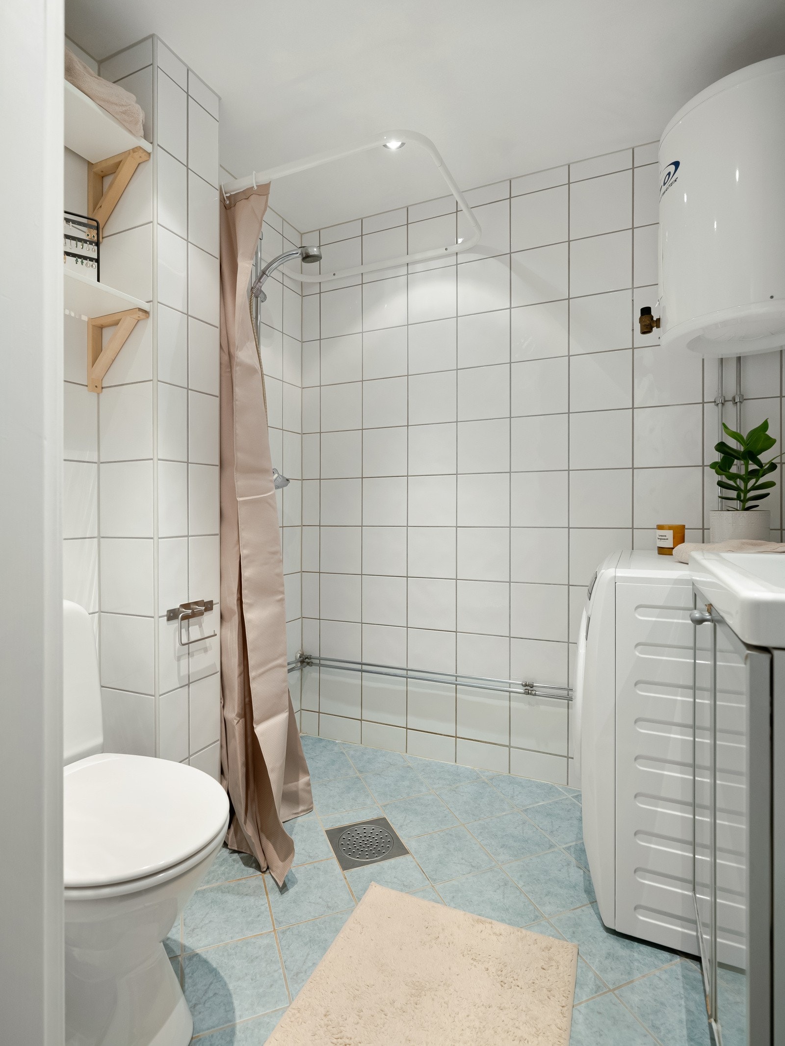 Badet er innredet med dusjhjørne, servant med innredning, speilskap, toalett vegghengte hyller. Det er varme i gulvet, downlights i himling, samt plass og opplegg til vaskemaskin. Galleribilde