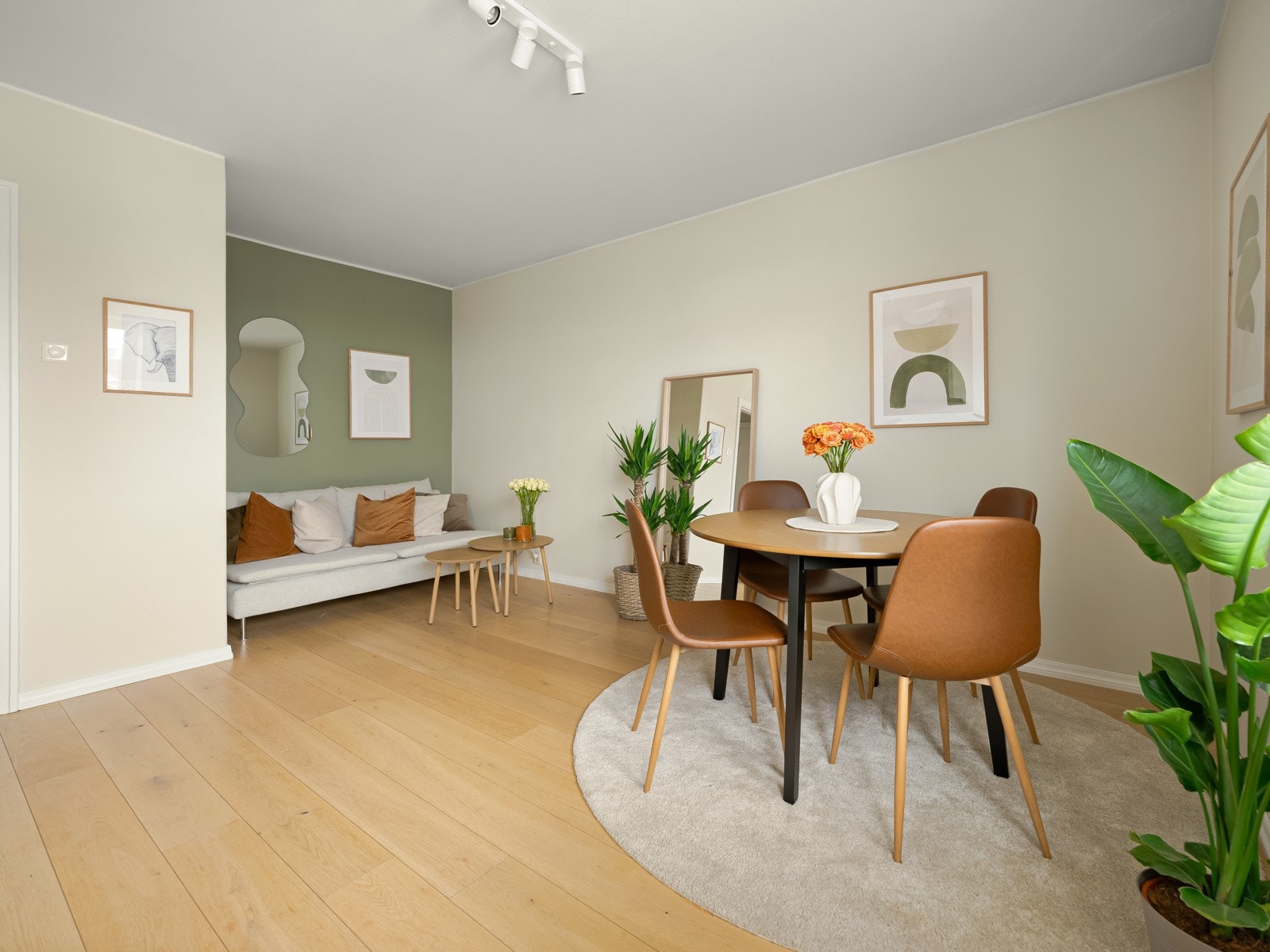 Det er også bra med plass til sofagruppe i stuen. Galleribilde