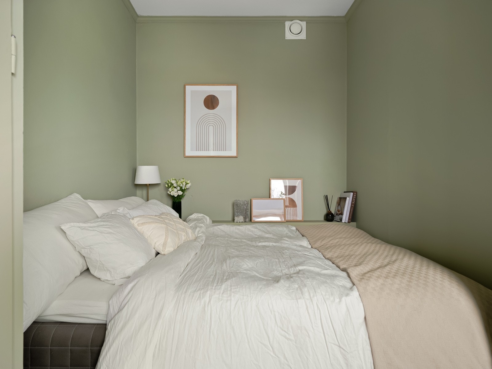 I enden av sengen er det bygget en nattbordshylle. Galleribilde