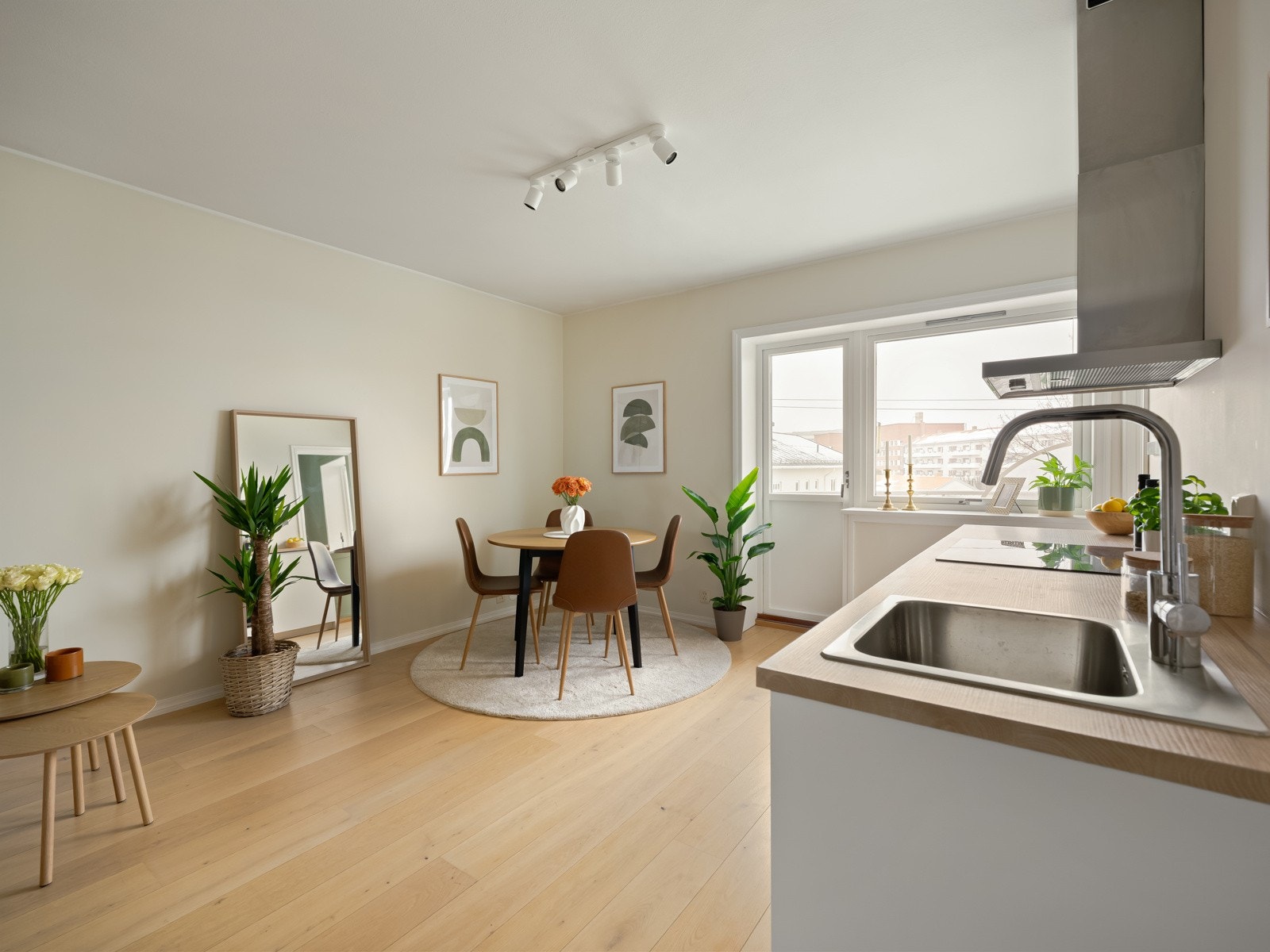 Veggflater er malt i 2025 og gulvet er belagt med parkett. Galleribilde