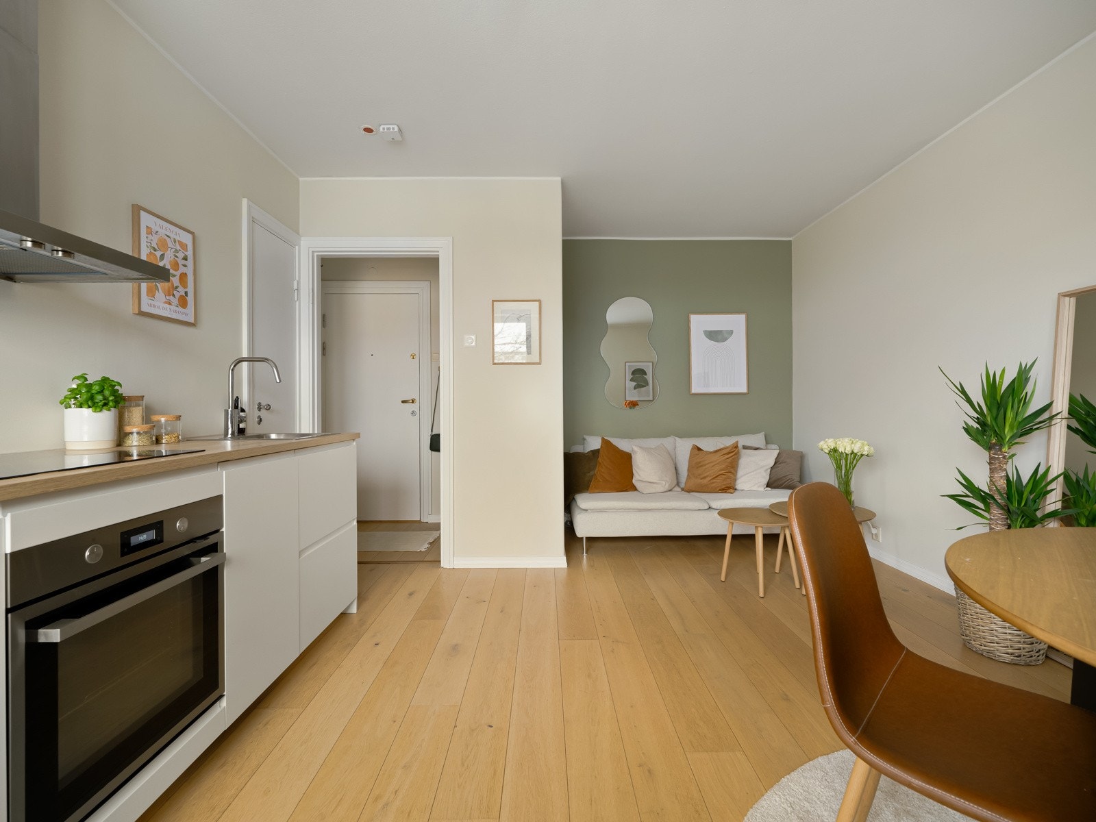 Kjøkkenet ligger også i en praktisk åpen løsning mot stuen. Galleribilde