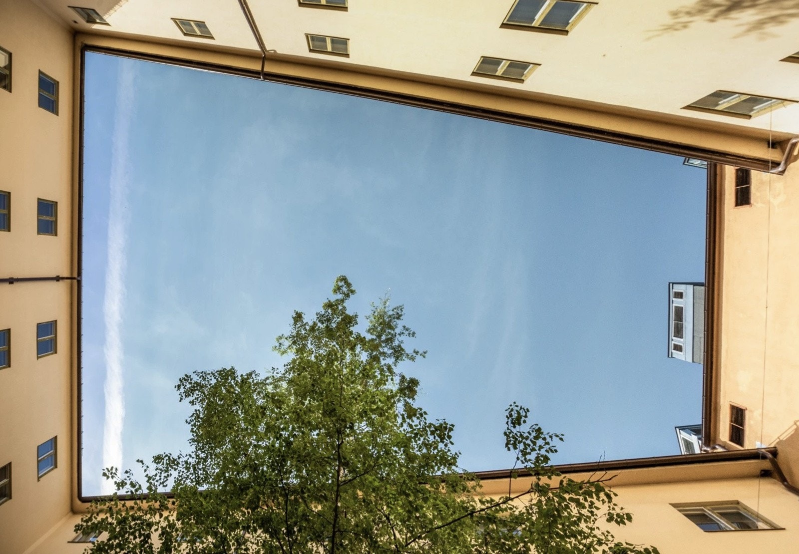 Det er felles sykkelparkering både utendørs i bakgården og innendørs lås bod i bakgården. Galleribilde