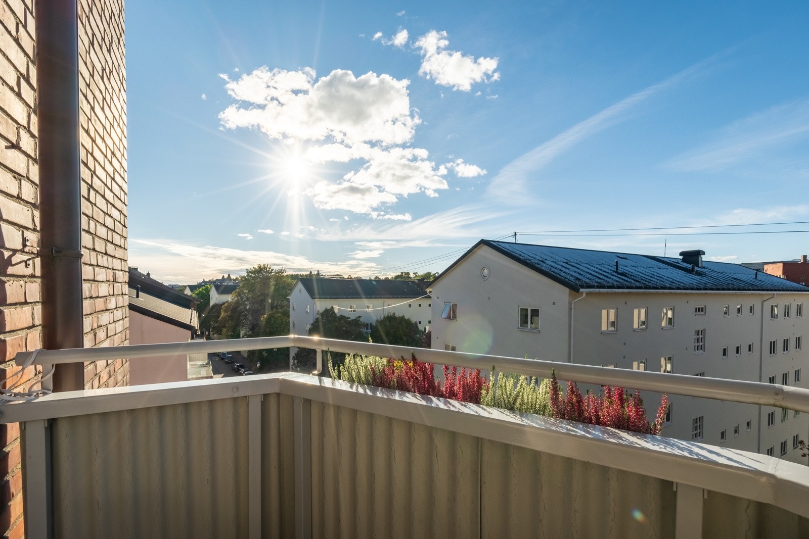 Leiligheten ligger fint til i byggets 3. etasje. Bygget i seg selv ligger på en høyde, så du får virkelig følelsen av å være høyt og fritt! Galleribilde