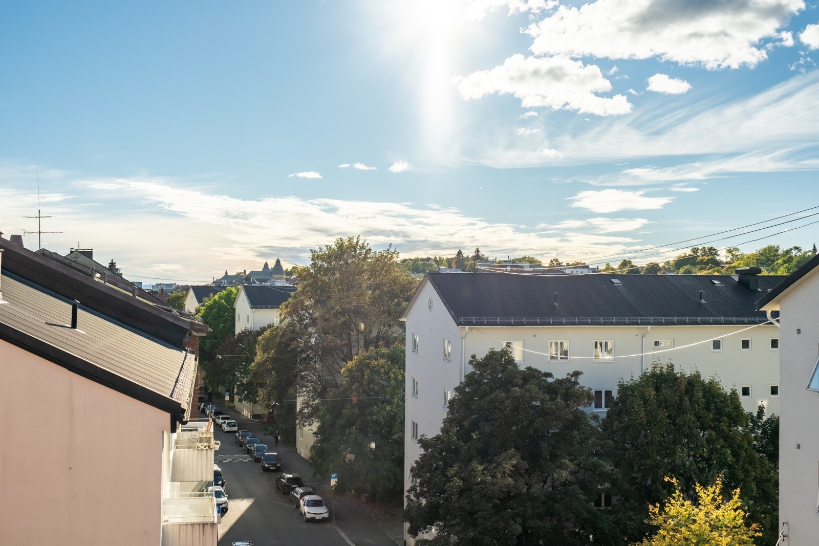 Bygget ligger på en høyde, så det er primært himmel du ser fra balkongen. Det er heller ikke noe innsyn inn i leiligheten. Galleribilde