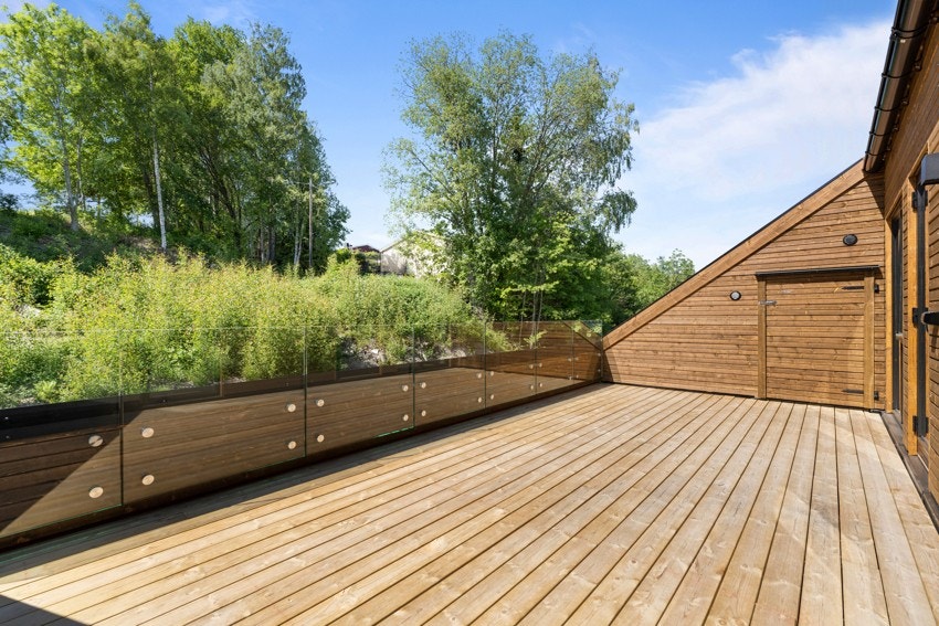 Vestvendt og usjenert. Det gjøres oppmerksom på at det er spilerekkverk, ikke glass Galleribilde