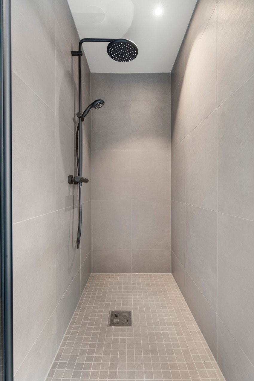 Romslig dusjnisje. Galleribilde