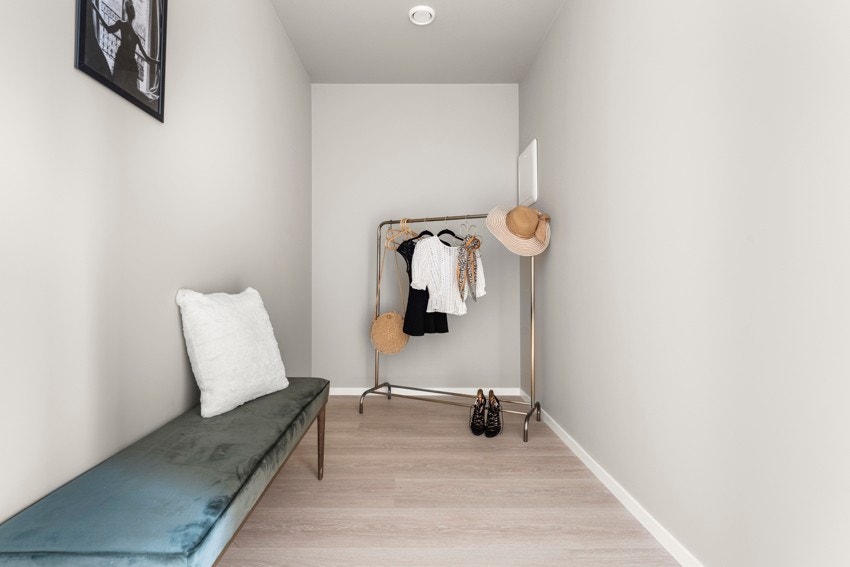 Praktisk walk-in garderobe i tilknytning til hovedsoverom. Galleribilde