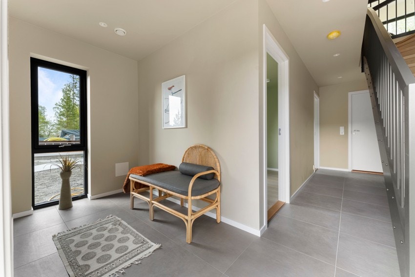 Innbydende flislagt entre og gang med gulvvarme. Galleribilde