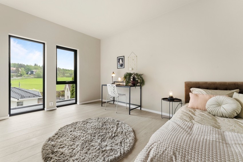 Soverommet i hovedetasjen. God plass til seng, garderobe, skrivebord etc. Galleribilde