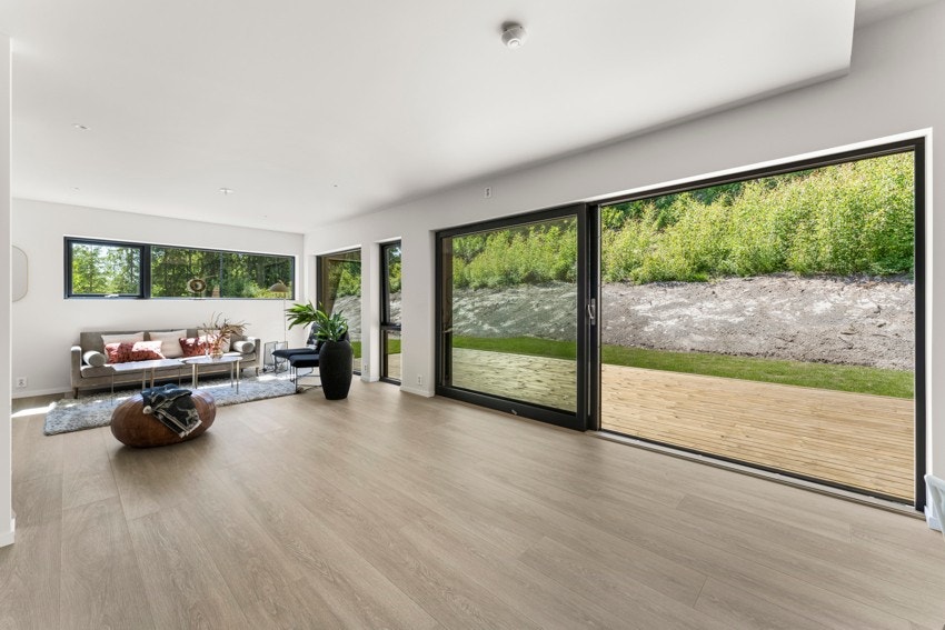 Utgang fra stue til terrasseplatting og hage. Galleribilde