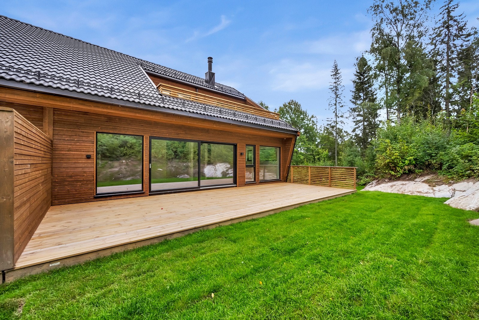 Terrasse og hage mot vest, og friareal i sør. Meget usjenert! Galleribilde