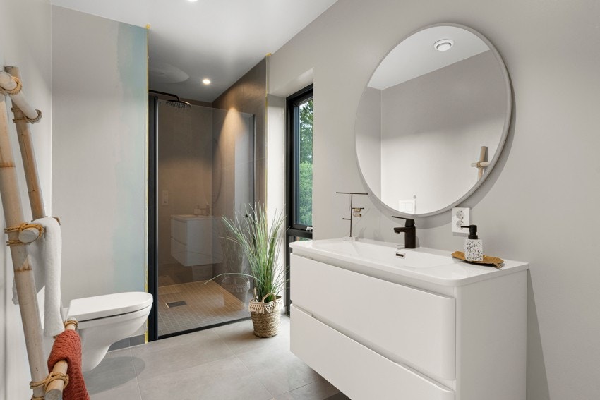 Lekkert bad med nydelig utsyn mot øst og dyrket mark også her. Galleribilde