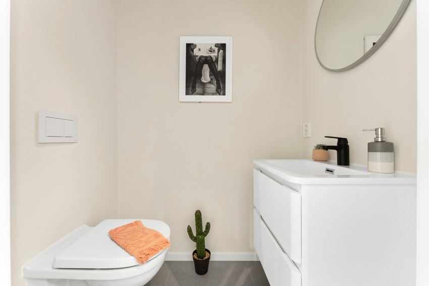 Praktisk separat WC i hovedetasjen. Galleribilde