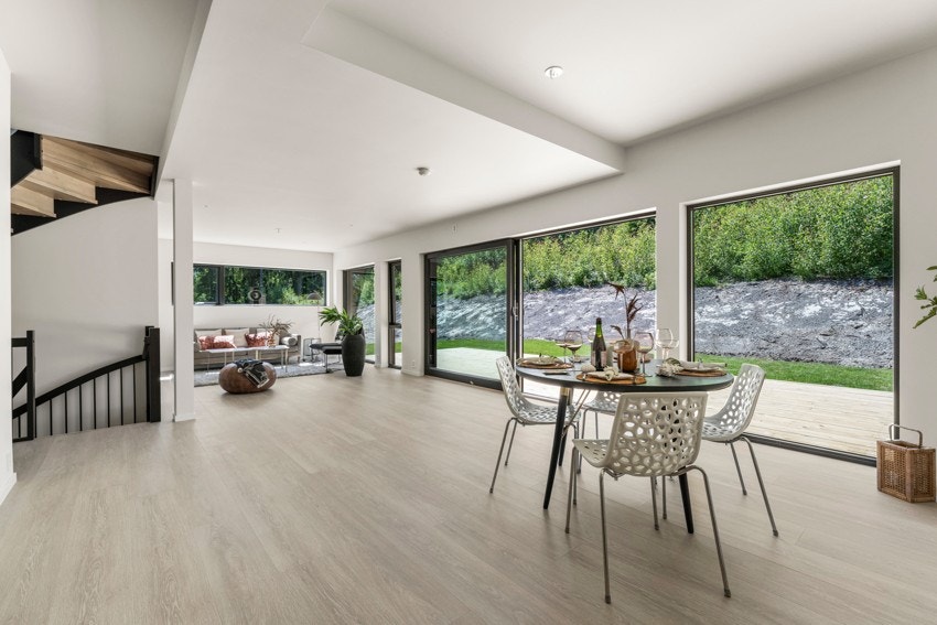 Vi begynner i boligens hovedetasje som består av stue, spisestue, kjøkken, sov og WC. Galleribilde