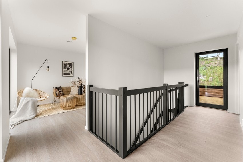 Gang med trappeløp og adkomst til hovedsoverom, stue og kontor/babyrom. Galleribilde