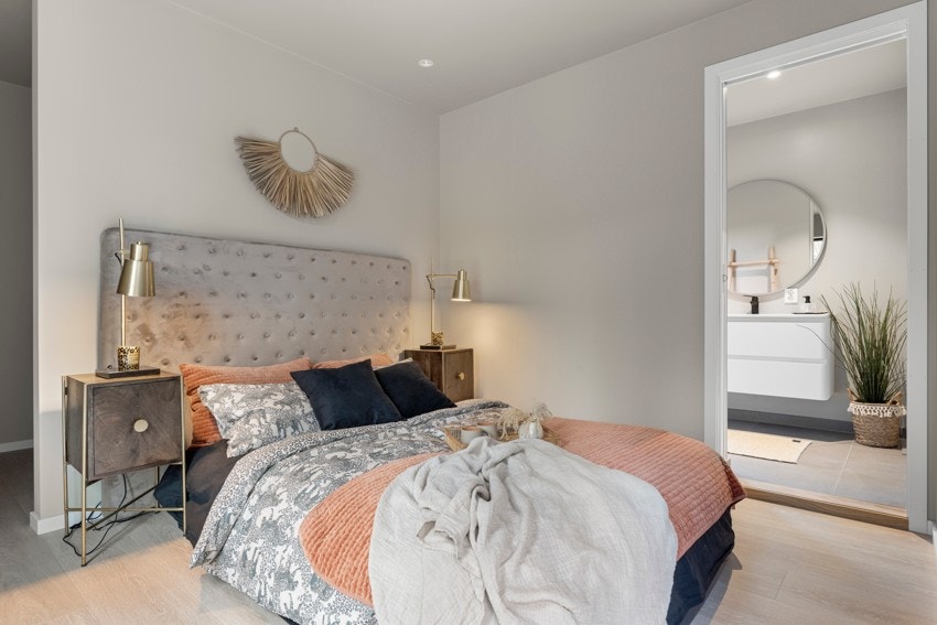 God plass til dobbelseng og tilhørende møblement. Praktisk walk-in garderobe i bakkant. Galleribilde