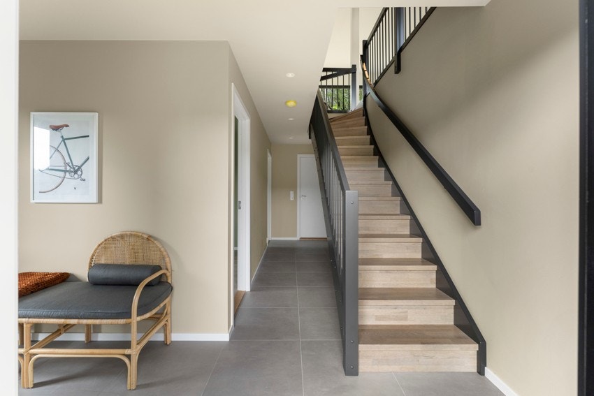 Vi tar turen ned i underetasje som består av inngangsparti, 2 gode soverom og et romslig bad. Galleribilde