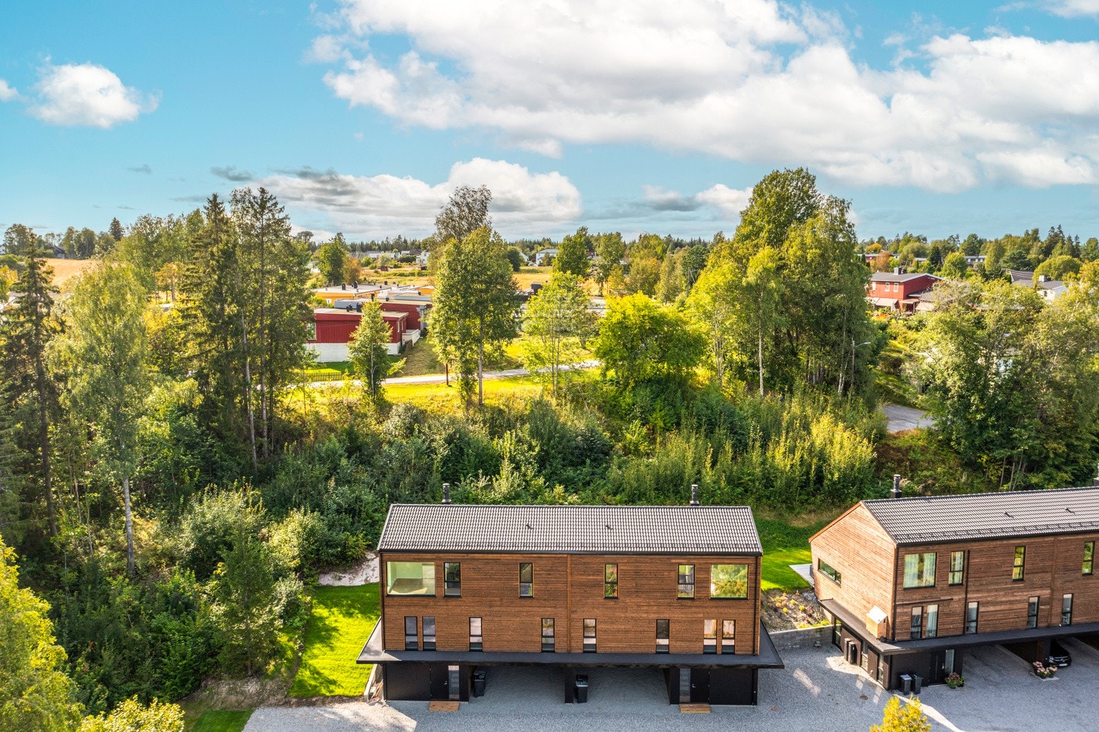Gangavstand til Ås sentrum med Follobanen og kun 19min til Oslo. Galleribilde