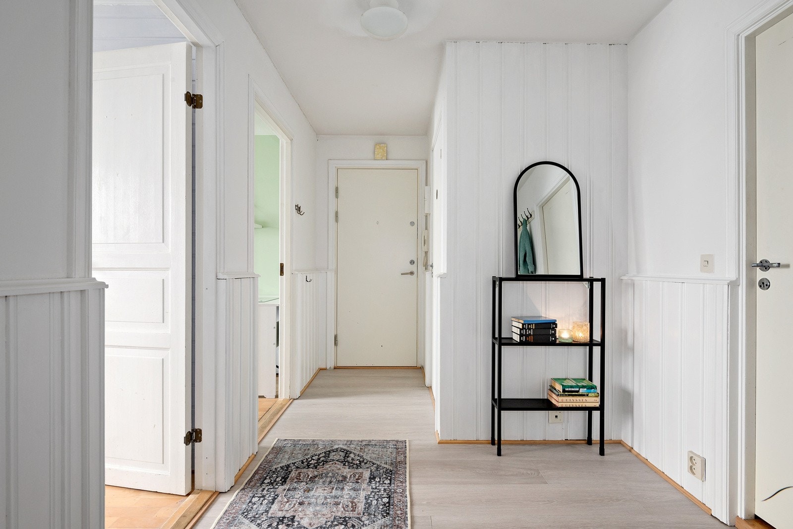 Gangen har også nymalte vegger og nytt laminatgulv lagt i 2025 Galleribilde