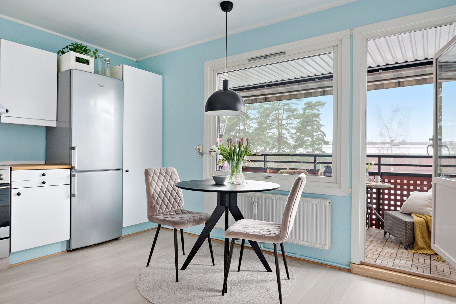 Plass til frokostbord ved vinduet Galleribilde