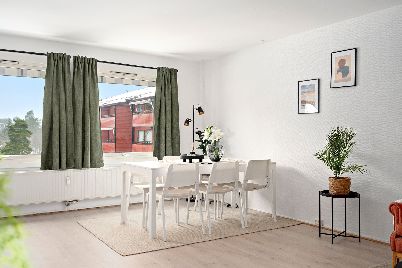 Store vindusflater og gjennomgående løsning slipper inn rikelig med naturlig lys Galleribilde