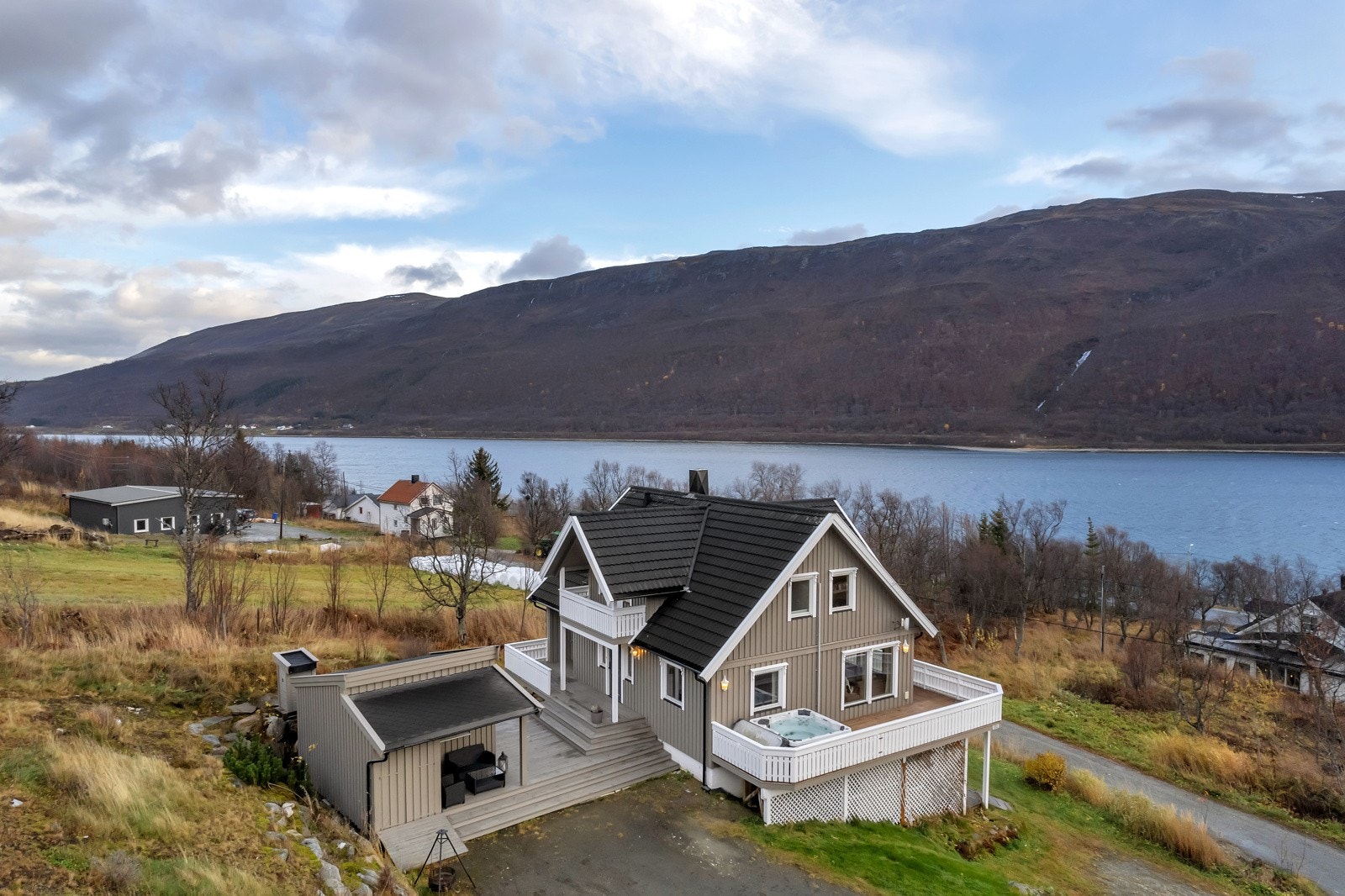 Naturen er alltid like ved og du har umiddelbar tilgang til sjø, turterreng og fjell Galleribilde