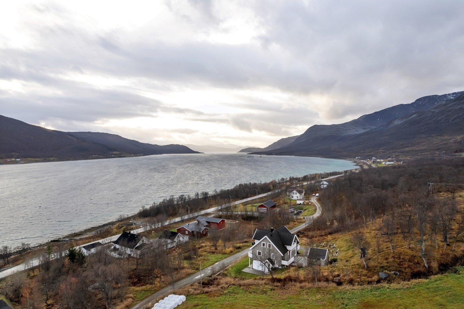 Langsundveien 1313 er en innholdsrik og fin enebolig med godkjent utleiedel, oppført i 2000 Galleribilde