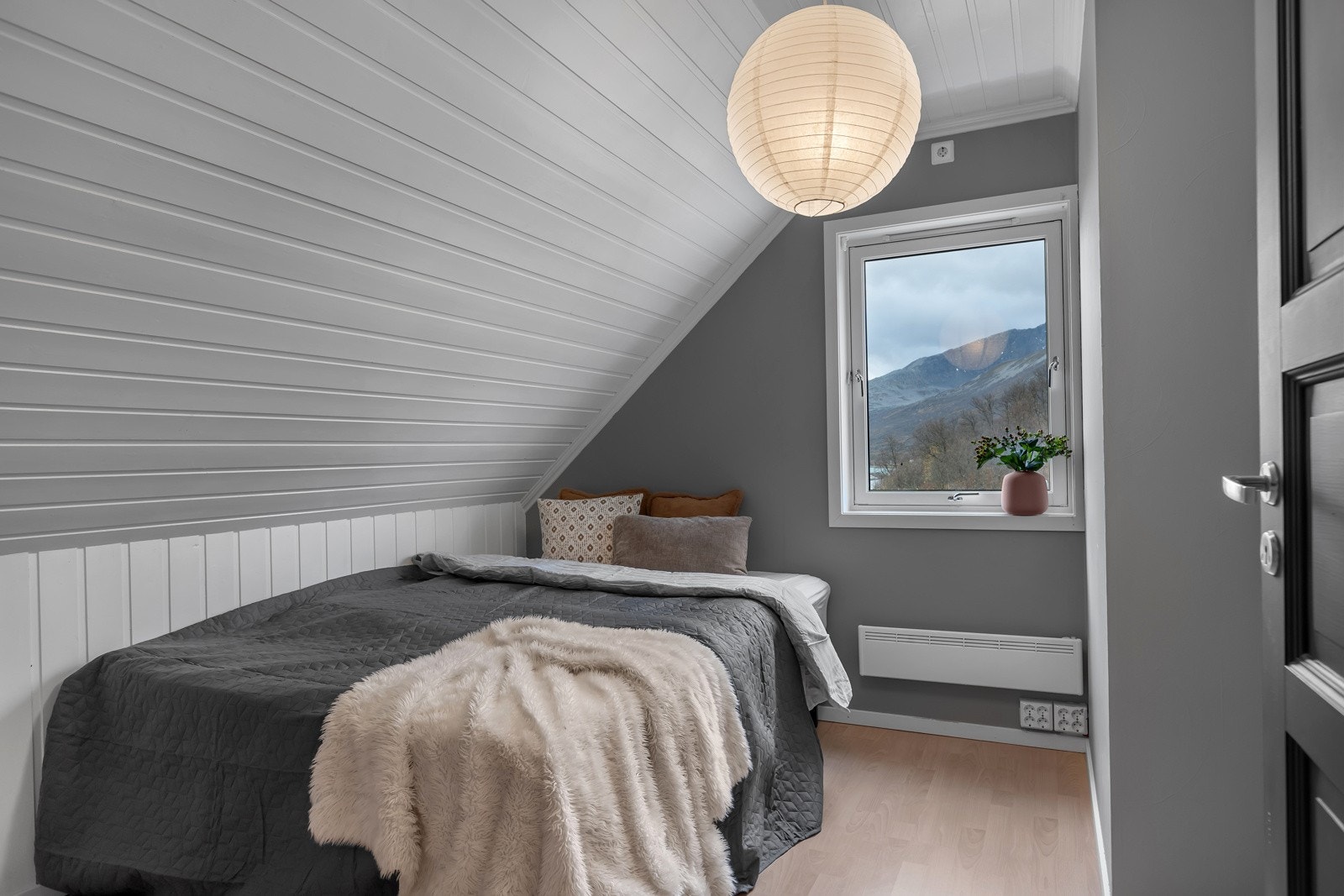 Soverom 2 er på ca. 8.6m2 Galleribilde